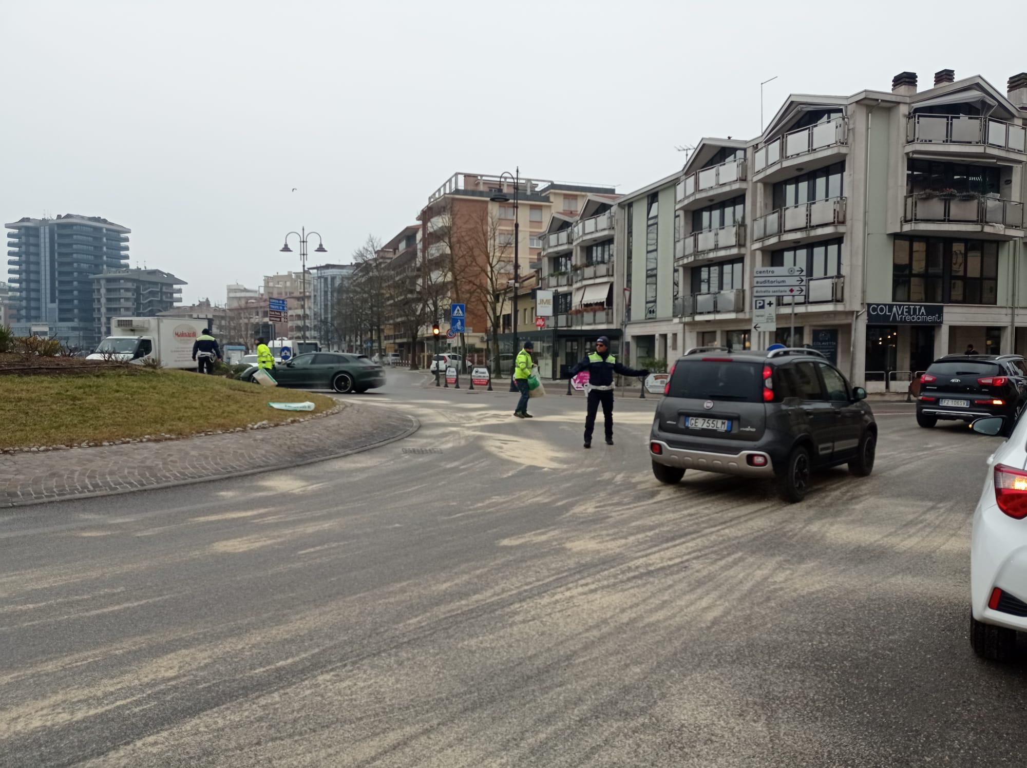 Immagine per Cadono per il gasolio sversato sulle strade di Grado, vari trasportati all'ospedale